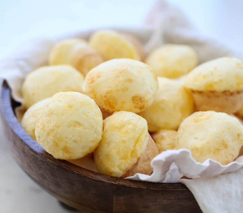 Quick Brazilian Cheese Rolls: Pão de Queijo